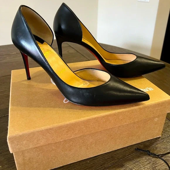 Description
• Christian Louboutin Leather Pumps
• Black
• Pointed-Toes - Picture 6 of 10